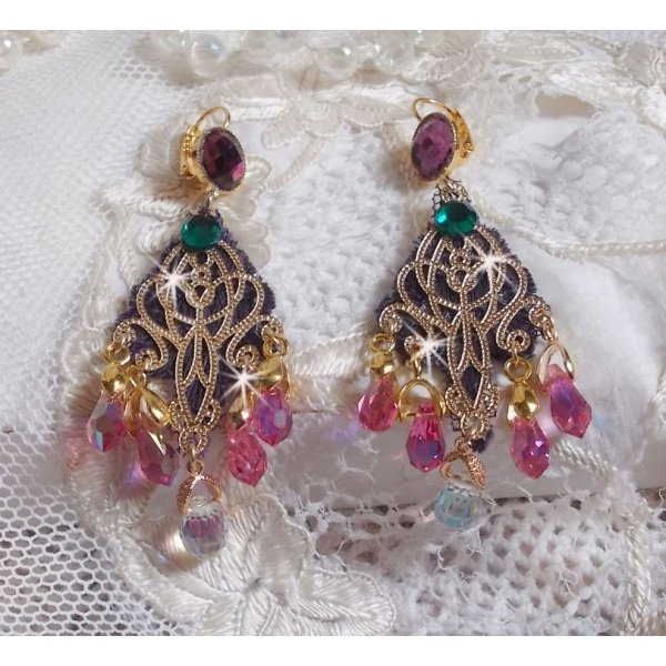 BO Asiane kreiert mit Swarovski-Kristalltropfen, Violine-Spitze aus den 1950er Jahren und Glasperlen