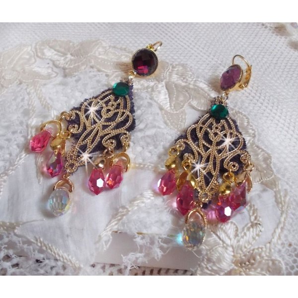 BO Asiane kreiert mit Swarovski-Kristalltropfen, Violine-Spitze aus den 1950er Jahren und Glasperlen