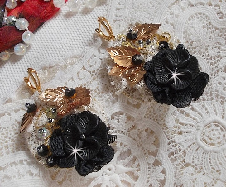 BO Traumf&auml;nger Schwarz und Gold Gewellt bestickt mit Swarovski-Kristallen, Stoffblumen und Rocailles.