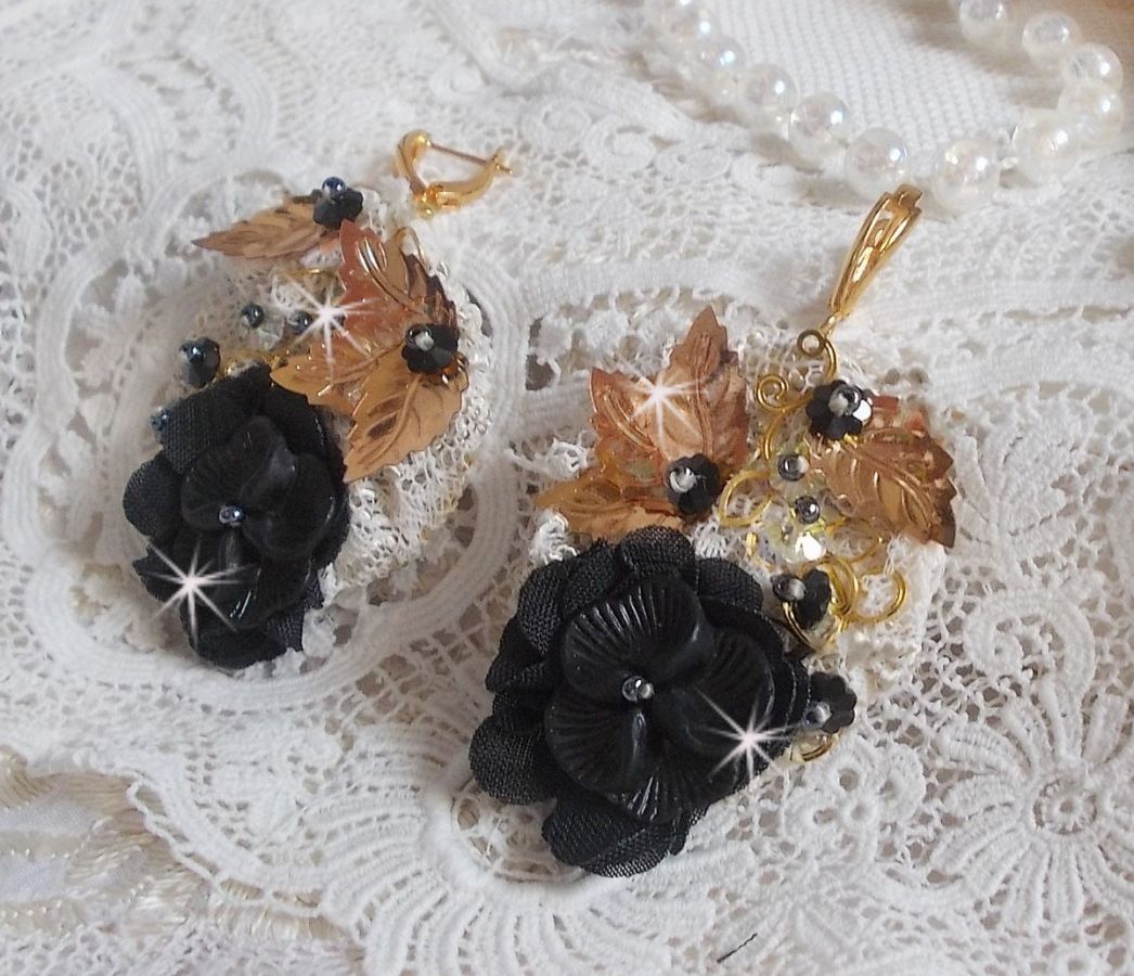 BO Traumfänger Schwarz und Gold Gewellt bestickt mit Swarovski-Kristallen, Stoffblumen und Rocailles.