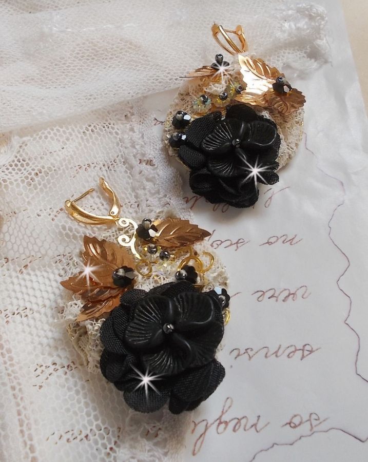 BO Traumfänger Schwarz und Gold Gewellt bestickt mit Swarovski-Kristallen, Stoffblumen und Rocailles.