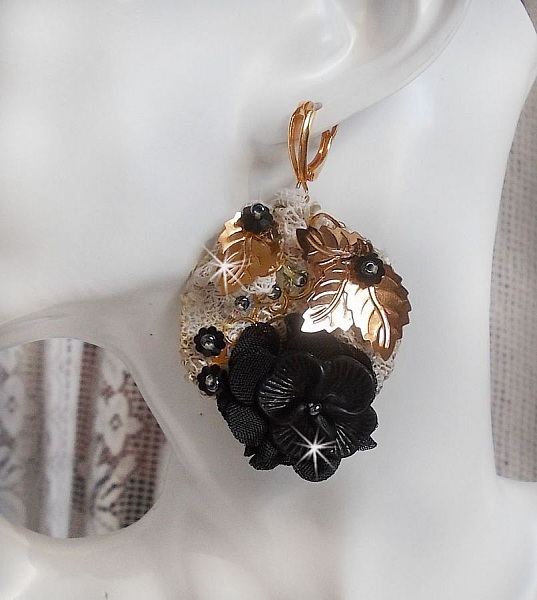 BO Traumf&auml;nger Schwarz und Gold Gewellt bestickt mit Swarovski-Kristallen, Stoffblumen und Rocailles.