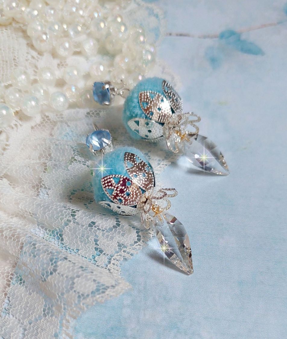 BO Azurée Blue avec des pompons Bleu Ciel à laquelle j’ai ajouté des cabochons, des gouttes torsadées en Cristal de Swarovski et des coupelles argentées. Montés sur des crochets en Argent 925/1000