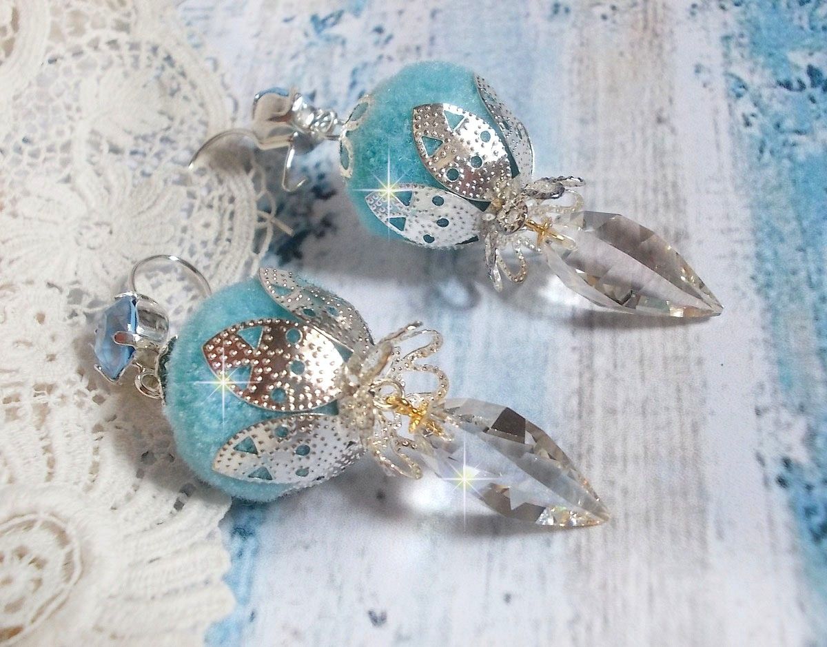 BO Azurée Blue avec des pompons Bleu Ciel à laquelle j’ai ajouté des cabochons, des gouttes torsadées en Cristal de Swarovski et des coupelles argentées. Montés sur des crochets en Argent 925/1000