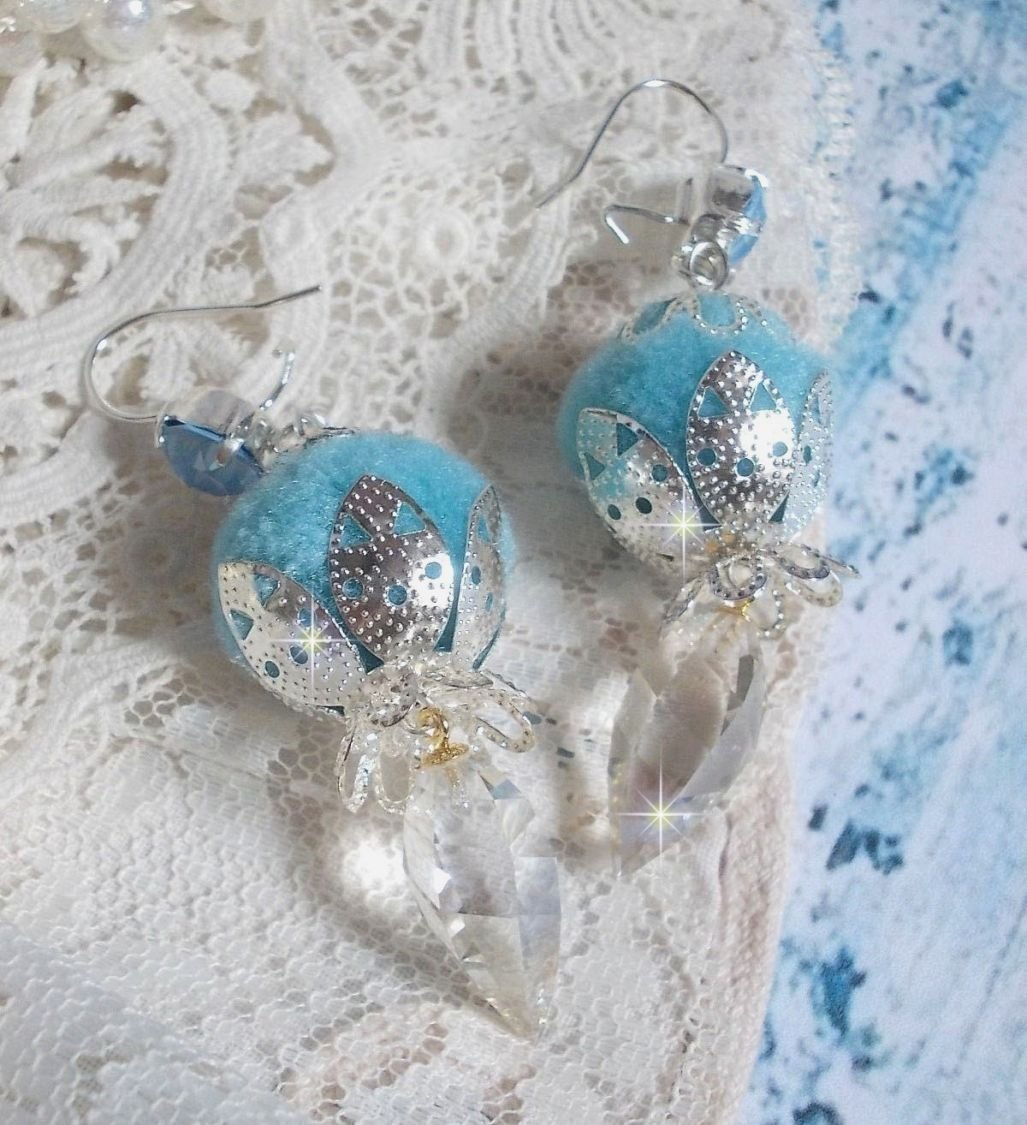 BO Azurée Blue avec des pompons Bleu Ciel à laquelle j’ai ajouté des cabochons, des gouttes torsadées en Cristal de Swarovski et des coupelles argentées. Montés sur des crochets en Argent 925/1000