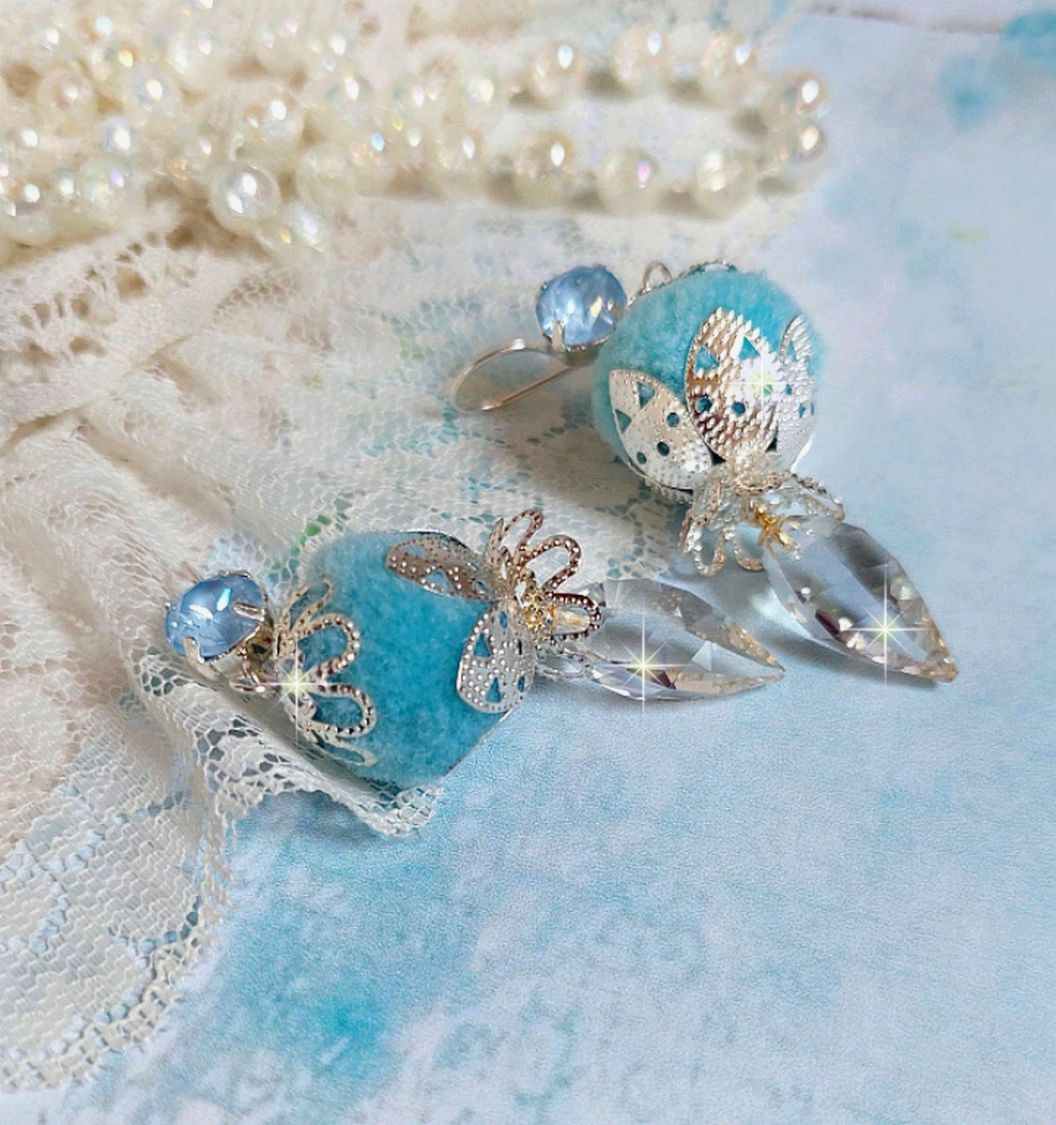 BO Azurée Blue avec des pompons Bleu Ciel à laquelle j’ai ajouté des cabochons, des gouttes torsadées en Cristal de Swarovski et des coupelles argentées. Montés sur des crochets en Argent 925/1000