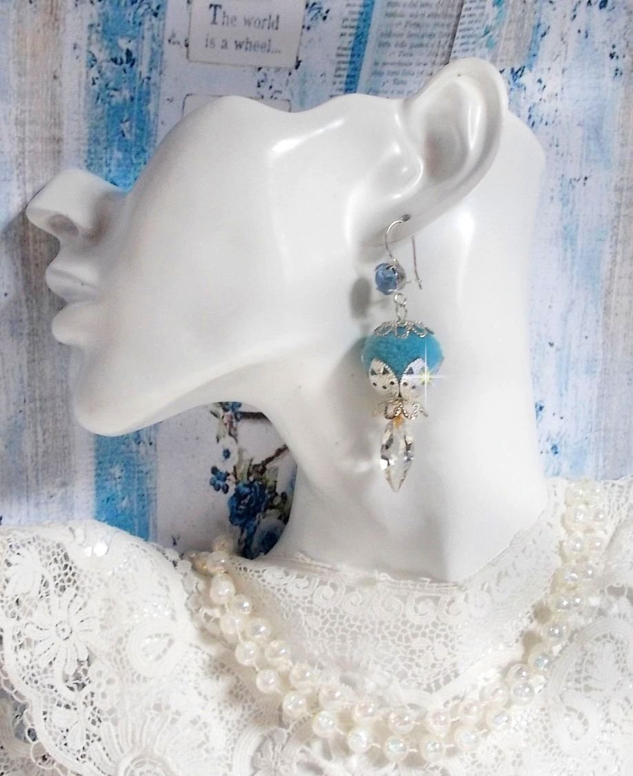 BO Azurée Blue avec des pompons Bleu Ciel à laquelle j’ai ajouté des cabochons, des gouttes torsadées en Cristal de Swarovski et des coupelles argentées. Montés sur des crochets en Argent 925/1000