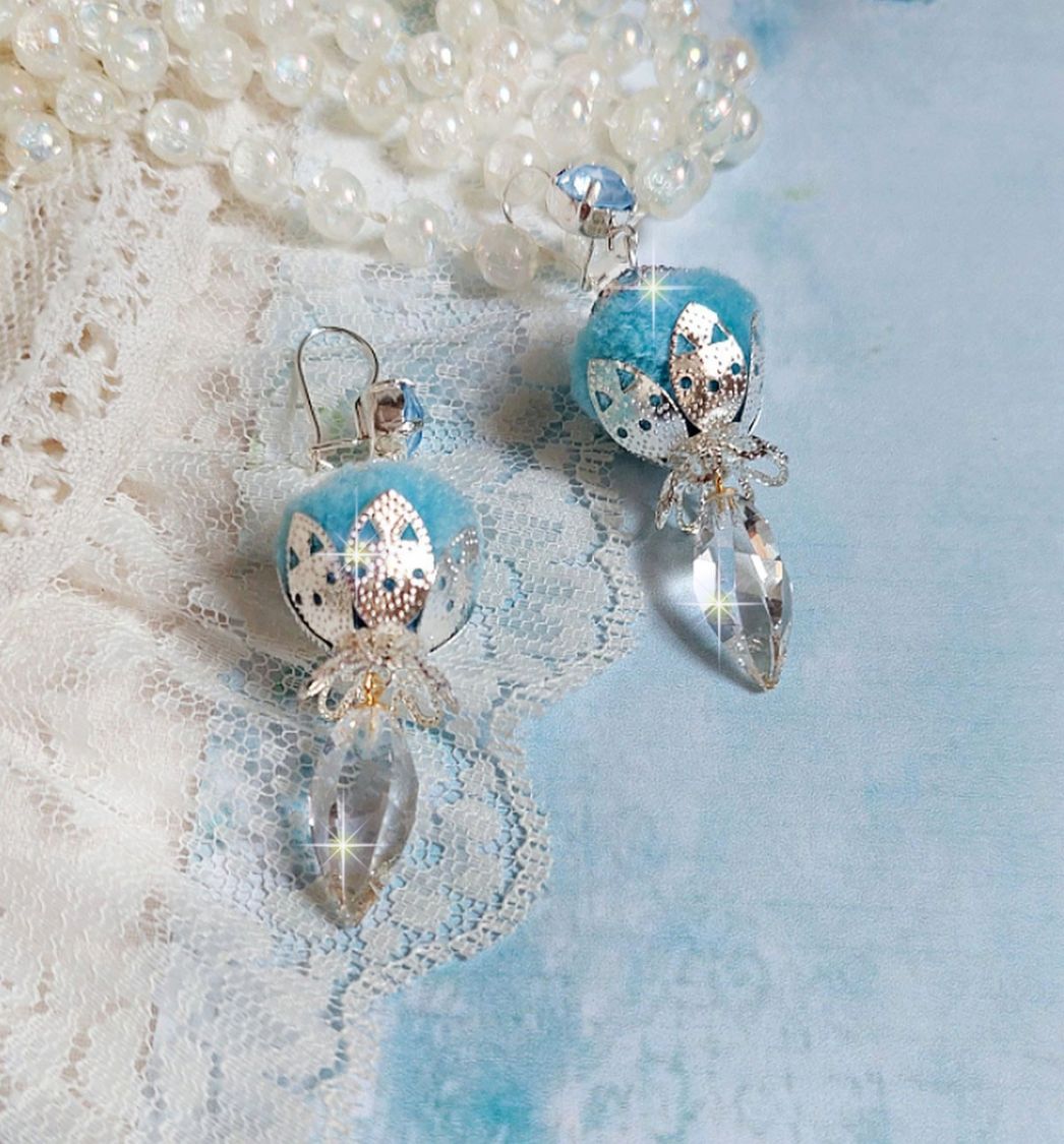 BO Azurée Blue avec des pompons Bleu Ciel à laquelle j’ai ajouté des cabochons, des gouttes torsadées en Cristal de Swarovski et des coupelles argentées. Montés sur des crochets en Argent 925/1000