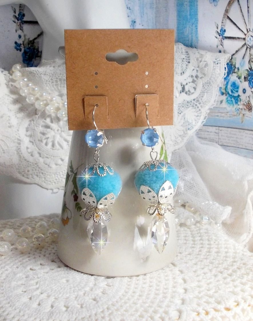 BO Azurée Blue avec des pompons Bleu Ciel à laquelle j’ai ajouté des cabochons, des gouttes torsadées en Cristal de Swarovski et des coupelles argentées. Montés sur des crochets en Argent 925/1000