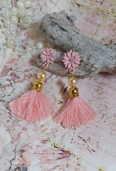 BO Baby Pink mont&eacute;es avec pompons, coquilles, perles rondes nacr&eacute;es cristal Swarovski et puces marguerites