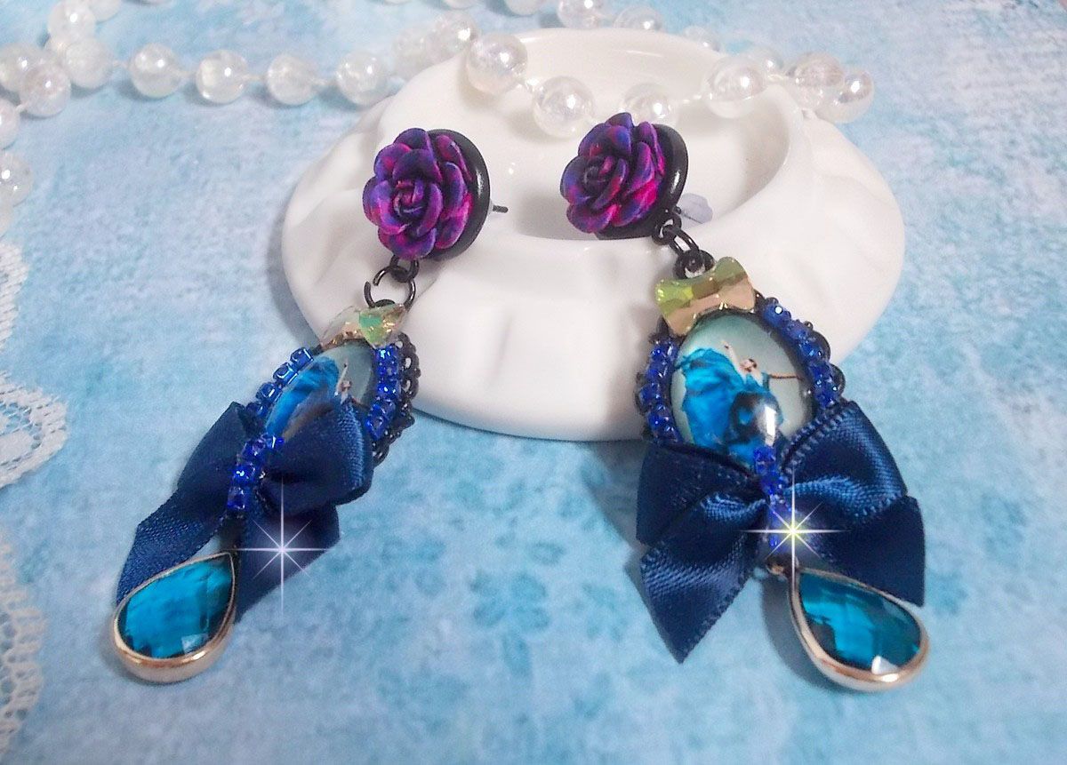 BO Ballerine In Blue en robe floue avec des nœuds en Satin et en Cristal, strass, roses en résine, perles en verre, perles en cristal de Quartz et clous d'oreilles en laiton