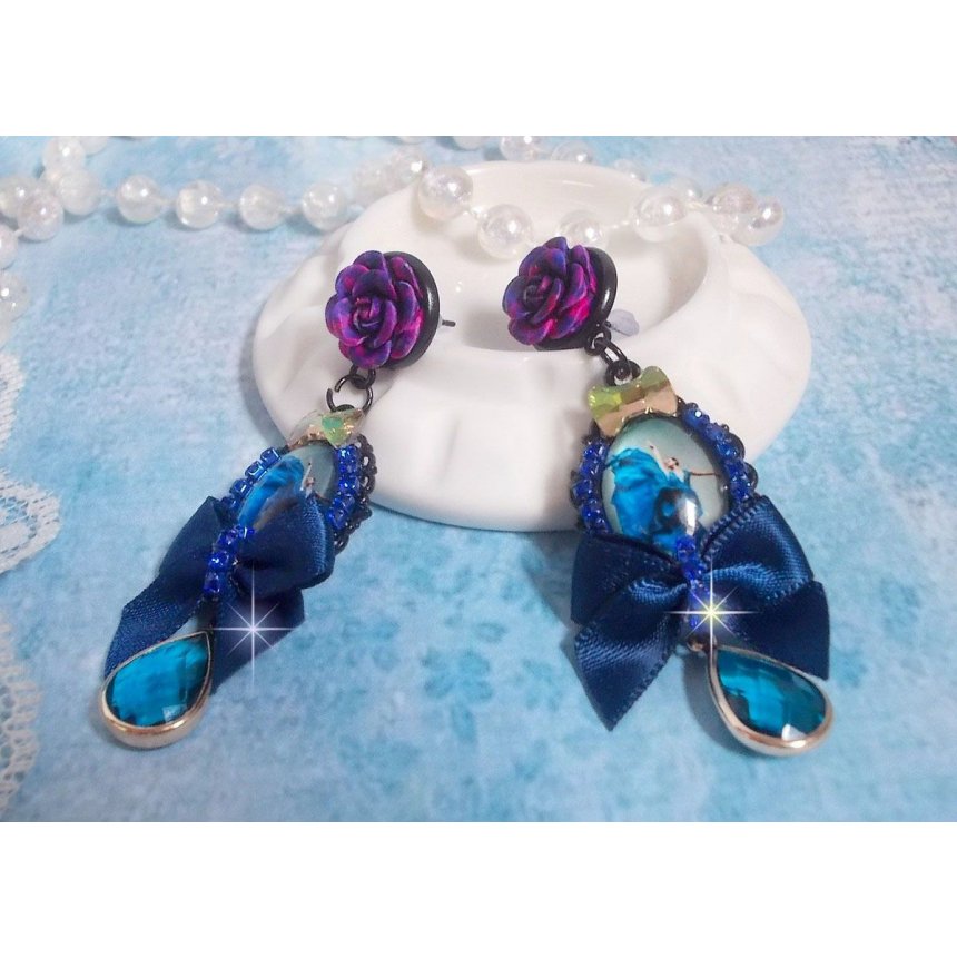 BO Ballerine In Blue en robe floue avec des nœuds en Satin et en Cristal, strass, roses en résine, perles en verre, perles en cristal de Quartz et clous d'oreilles en laiton