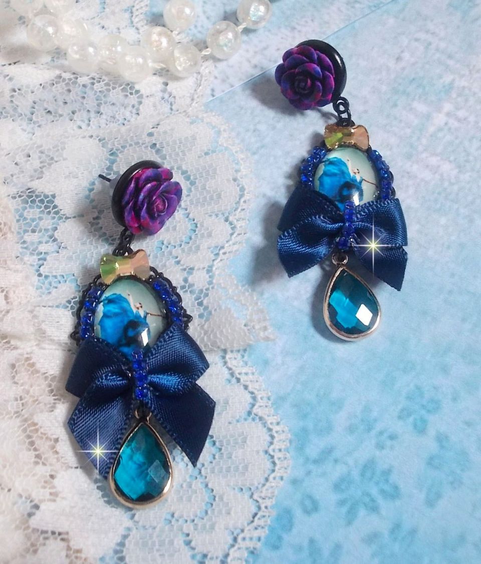 BO Ballerine In Blue en robe floue avec des nœuds en Satin et en Cristal, strass, roses en résine, perles en verre, perles en cristal de Quartz et clous d'oreilles en laiton