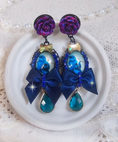 BO Ballerine In Blue en robe floue avec des n&oelig;uds en Satin et en Cristal, strass, roses en r&eacute;sine, perles en verre, perles en cristal de Quartz et clous d'oreilles en laiton