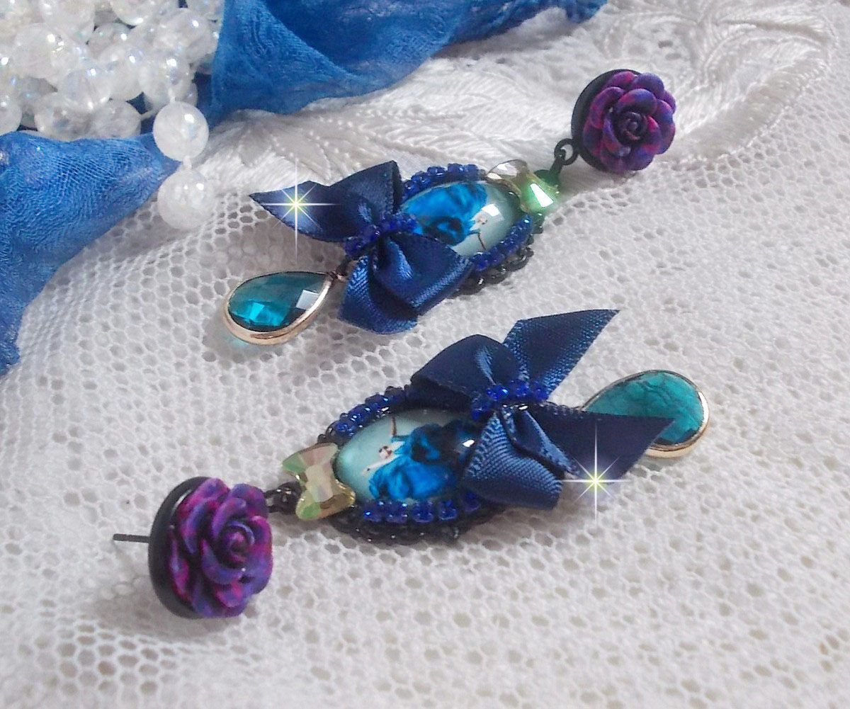 BO Ballerine In Blue en robe floue avec des nœuds en Satin et en Cristal, strass, roses en résine, perles en verre, perles en cristal de Quartz et clous d'oreilles en laiton