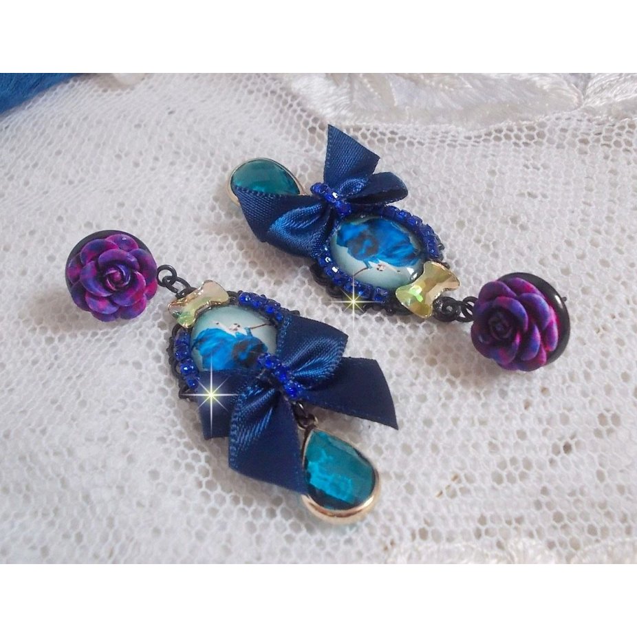 BO Ballerine In Blue en robe floue avec des nœuds en Satin et en Cristal, strass, roses en résine, perles en verre, perles en cristal de Quartz et clous d'oreilles en laiton