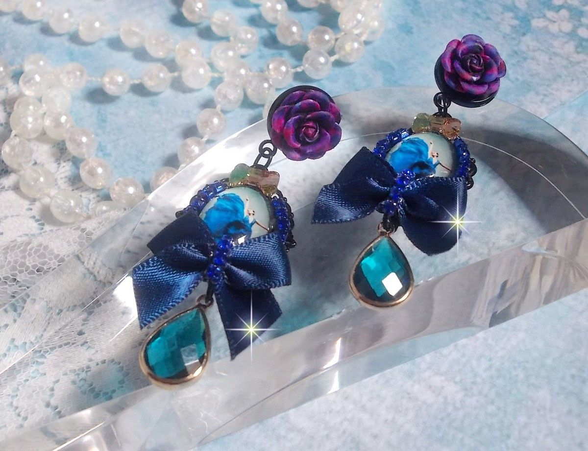 BO Ballerine In Blue en robe floue avec des nœuds en Satin et en Cristal, strass, roses en résine, perles en verre, perles en cristal de Quartz et clous d'oreilles en laiton