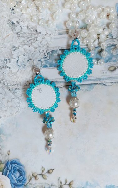 BO Beauty Alicia Blue bestickt mit Swarovski-Kristallen, runden Perlmuttperlen und Miyuki-Rocailles