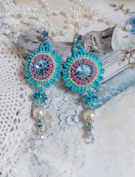 BO Beauty Alicia Blue bestickt mit Swarovski-Kristallen, runden Perlmuttperlen und Miyuki-Rocailles