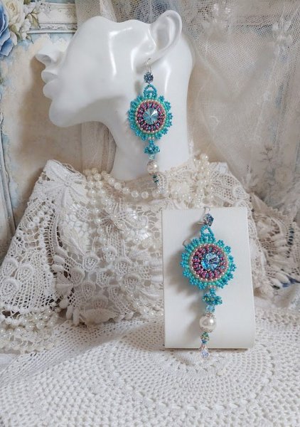 BO Beauty Alicia Blue bestickt mit Swarovski-Kristallen, runden Perlmuttperlen und Miyuki-Rocailles