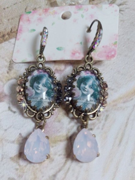 BO Beauty Vintage cr&eacute;&eacute;es avec des cabochons repr&eacute;sentant une jeune fille avec des cristaux de Swarovski et des accessoires de couleur Bronze