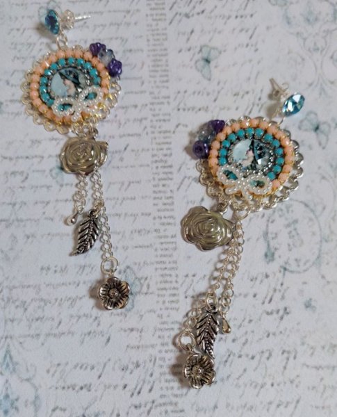 BO Belle de Cadix avec cabochons ronds en verre, fleurs clochettes en verre, cristaux, n&oelig;uds en R&eacute;sine, cha&icirc;nes perl&eacute;es, breloques et clous d&rsquo;oreilles en Argent 925/1000