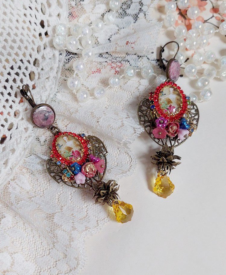 BO Belle classe montées avec estampes métal, cabochons verres, fleurs porcelaines et perles Cristal Swarovski.