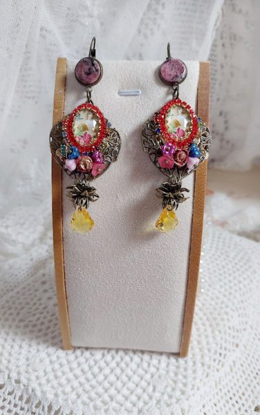 BO Belle classe mont&eacute;es avec estampes m&eacute;tal, cabochons verres, fleurs porcelaines et perles Cristal Swarovski.