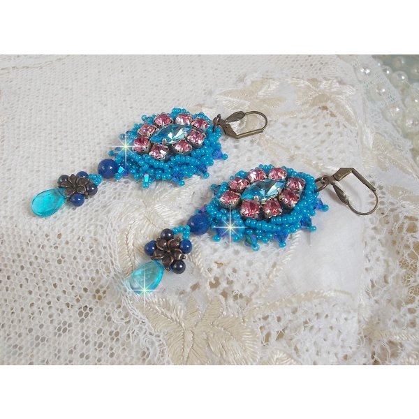 BO Belle Epoque bestickt mit Swarovski-Kristallen, Metallperlen, runden Perlmuttperlen und Rocailles