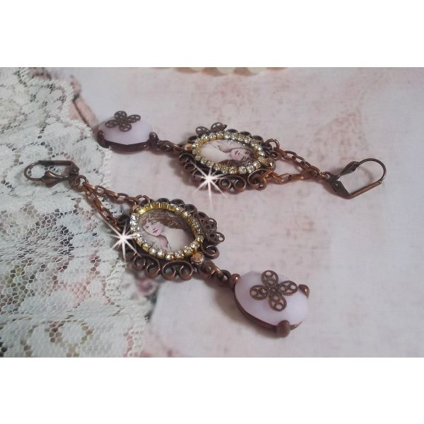 BO Blondy Rosen kreiert mit PureCrystal-Cabochons, Lupen-Cabochons, Medaillons und einer Strasskette