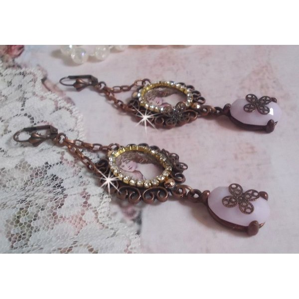 BO Blondy Rosen kreiert mit PureCrystal-Cabochons, Lupen-Cabochons, Medaillons und einer Strasskette