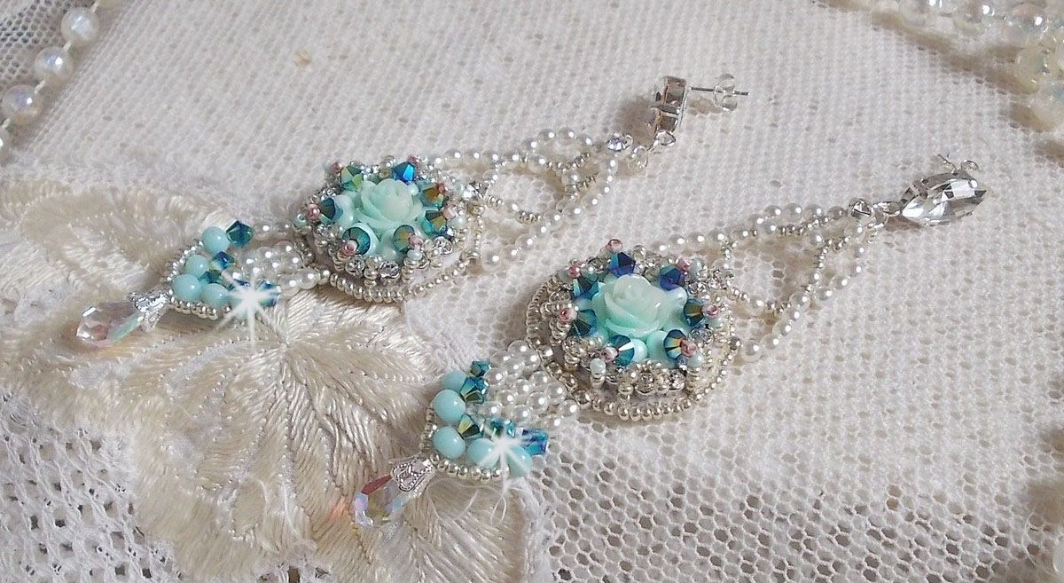 BO Blue Flowers Haute-Couture bestickt mit Swarovski-Kristallen, mintfarbenen Harzcabochons, Miyuki-Rocailles und Ohrsteckern aus Silber 925/1000