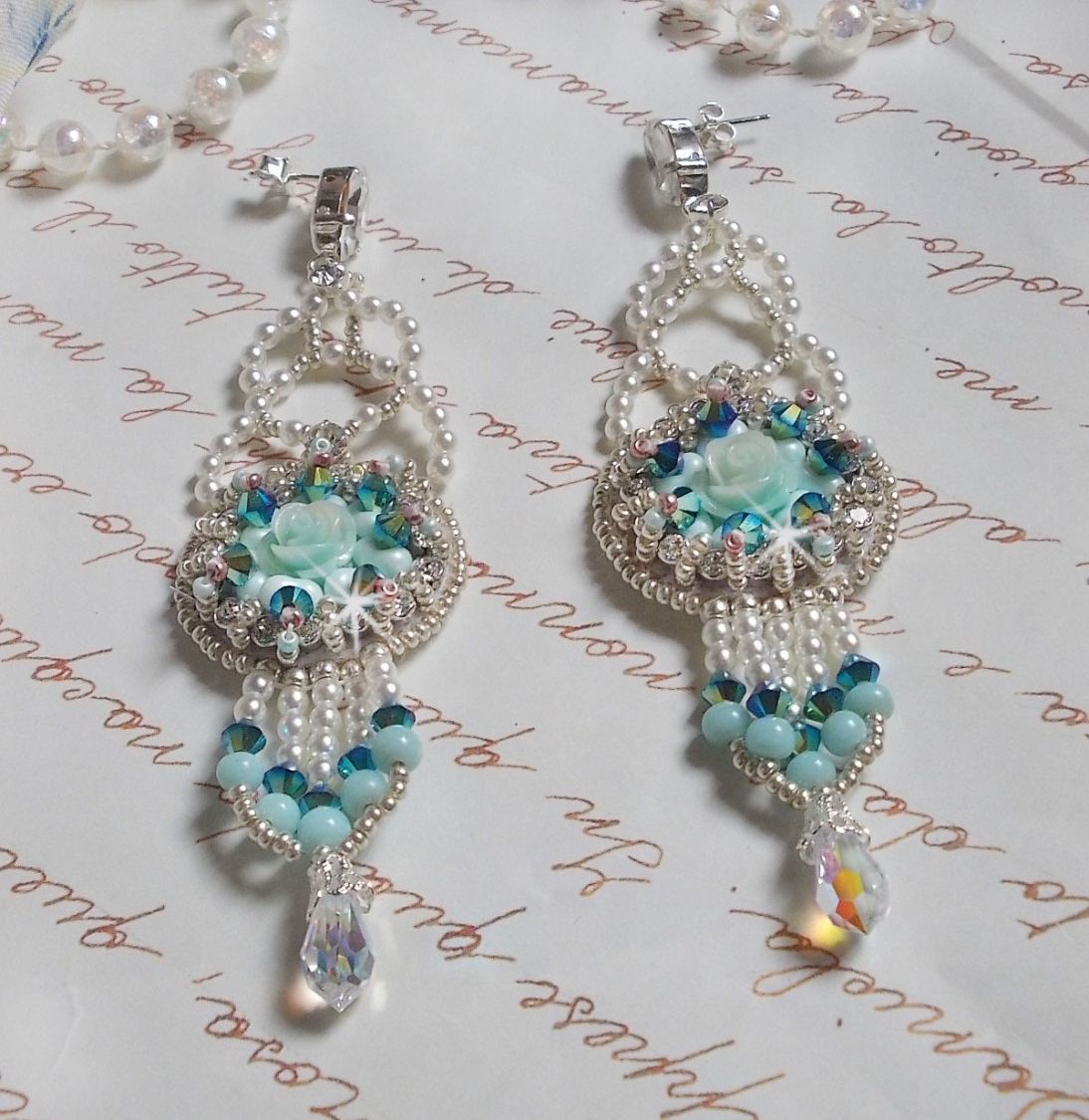 BO Blue Flowers Haute-Couture bestickt mit Swarovski-Kristallen, mintfarbenen Harzcabochons, Miyuki-Rocailles und Ohrsteckern aus Silber 925/1000