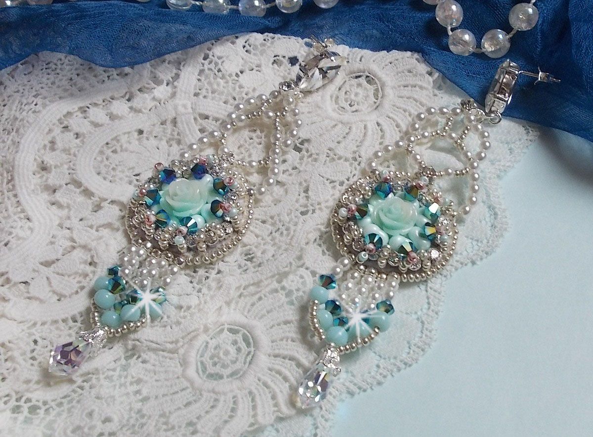 BO Blue Flowers Haute-Couture bestickt mit Swarovski-Kristallen, mintfarbenen Harzcabochons, Miyuki-Rocailles und Ohrsteckern aus Silber 925/1000