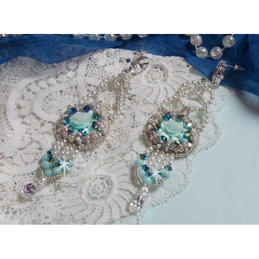 BO Blue Flowers Haute-Couture bestickt mit Swarovski-Kristallen, mintfarbenen Harzcabochons, Miyuki-Rocailles und Ohrsteckern aus Silber 925/1000