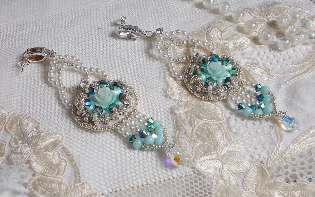 BO Blue Flowers Haute-Couture bestickt mit Swarovski-Kristallen, mintfarbenen Harzcabochons, Miyuki-Rocailles und Ohrsteckern aus Silber 925/1000