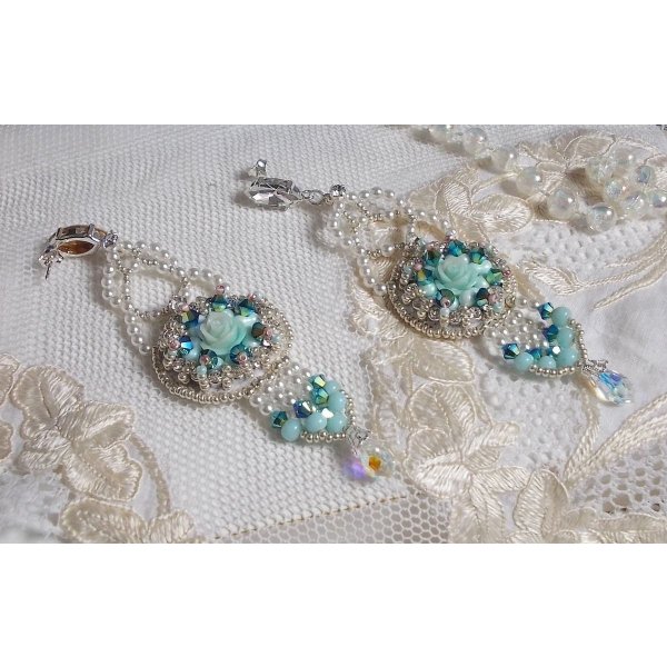 BO Blue Flowers Haute-Couture bestickt mit Swarovski-Kristallen, mintfarbenen Harzcabochons, Miyuki-Rocailles und Ohrsteckern aus Silber 925/1000