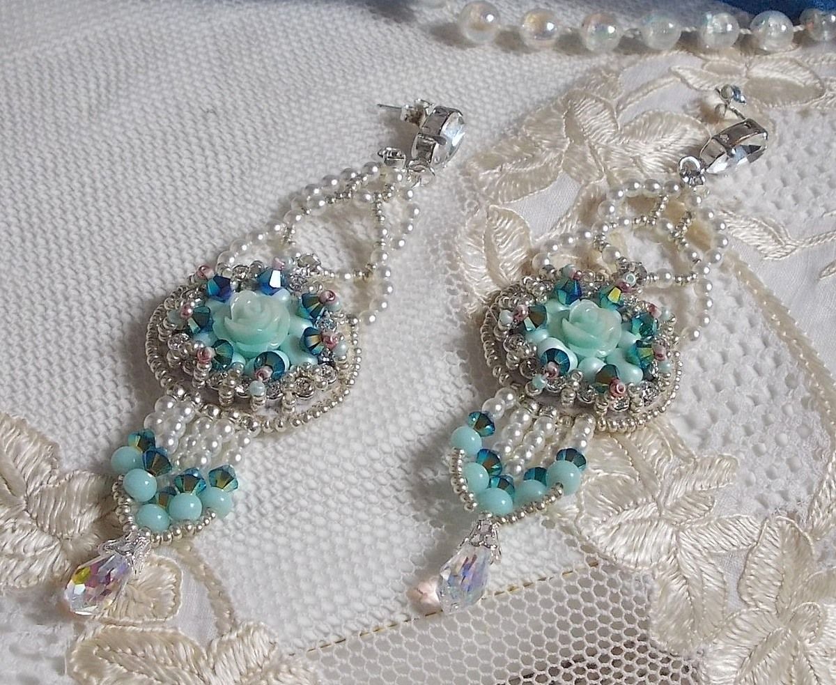 BO Blue Flowers Haute-Couture bestickt mit Swarovski-Kristallen, mintfarbenen Harzcabochons, Miyuki-Rocailles und Ohrsteckern aus Silber 925/1000