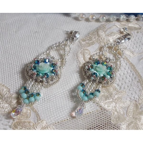 BO Blue Flowers Haute-Couture bestickt mit Swarovski-Kristallen, mintfarbenen Harzcabochons, Miyuki-Rocailles und Ohrsteckern aus Silber 925/1000