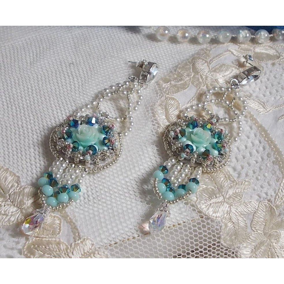 BO Blue Flowers Haute-Couture bestickt mit Swarovski-Kristallen, mintfarbenen Harzcabochons, Miyuki-Rocailles und Ohrsteckern aus Silber 925/1000