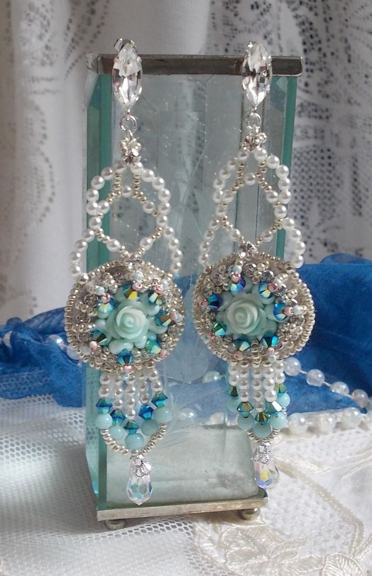 BO Blue Flowers Haute-Couture bestickt mit Swarovski-Kristallen, mintfarbenen Harzcabochons, Miyuki-Rocailles und Ohrsteckern aus Silber 925/1000