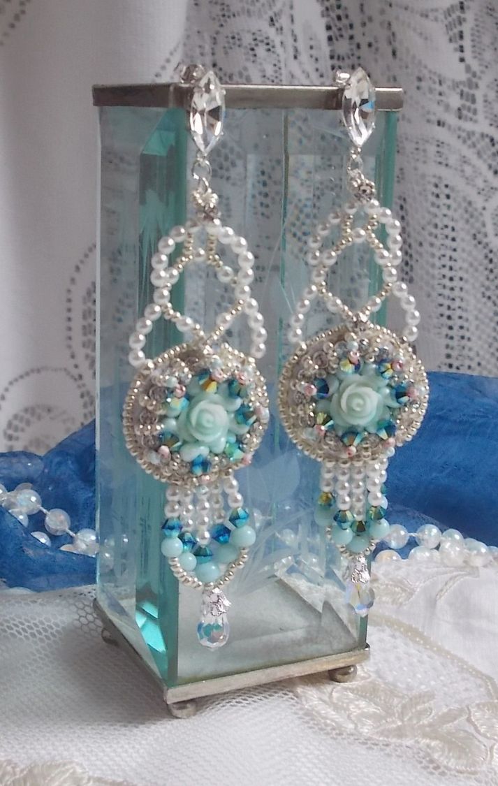 BO Blue Flowers Haute-Couture bestickt mit Swarovski-Kristallen, mintfarbenen Harzcabochons, Miyuki-Rocailles und Ohrsteckern aus Silber 925/1000