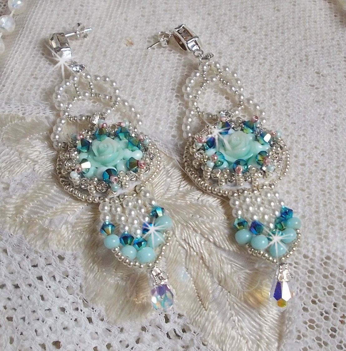 BO Blue Flowers Haute-Couture bestickt mit Swarovski-Kristallen, mintfarbenen Harzcabochons, Miyuki-Rocailles und Ohrsteckern aus Silber 925/1000