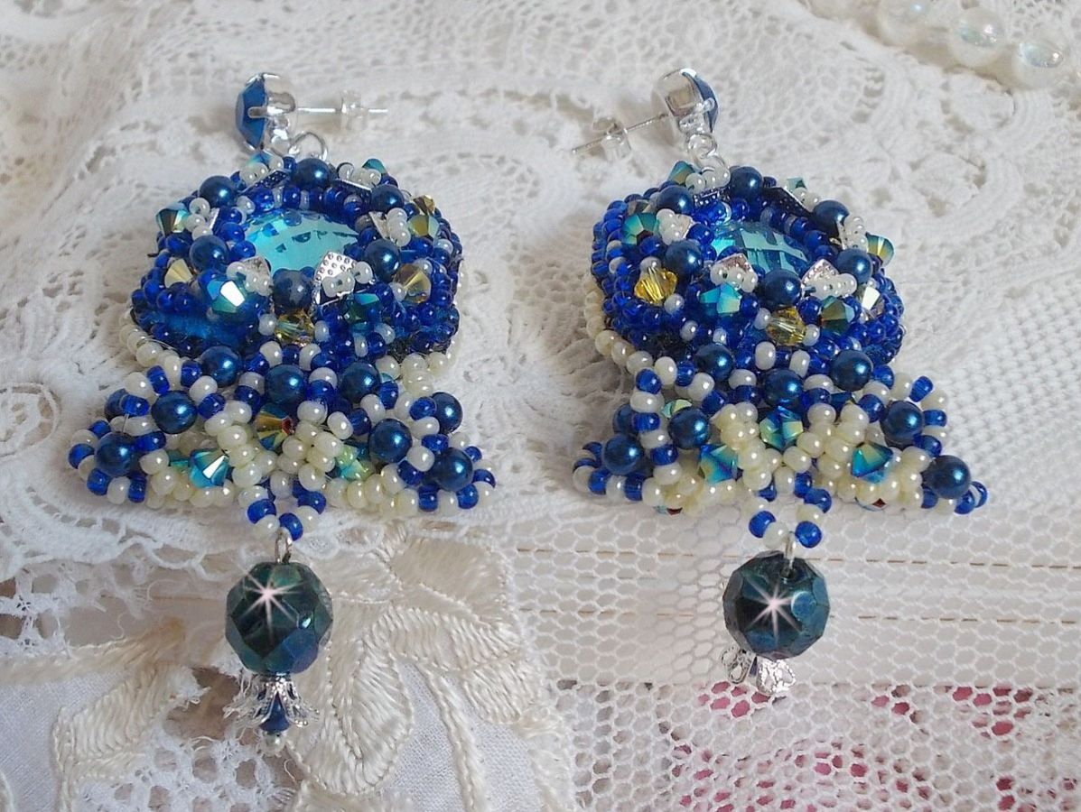 BO Blue Palace Haute-Couture bestickt mit Swarovski-Kristallen, Perlmuttperlen, filigranen Stempeln und Schellenhaltern aus Silber 925/1000