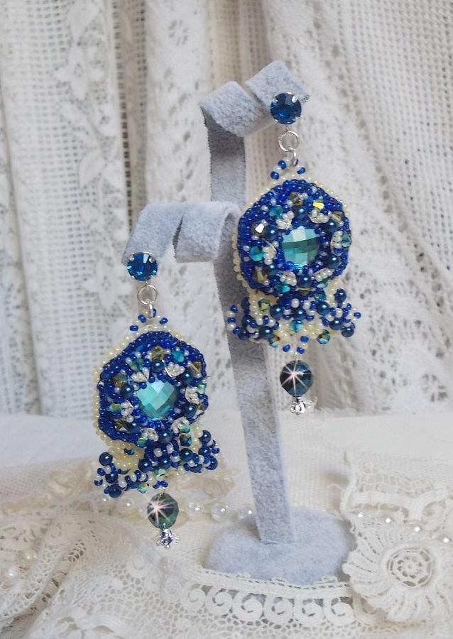 BO Blue Palace Haute-Couture bestickt mit Swarovski-Kristallen, Perlmuttperlen, filigranen Stempeln und Schellenhaltern aus Silber 925/1000