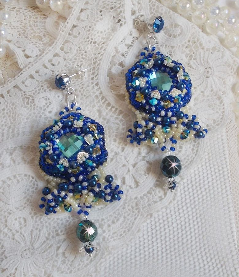 BO Blue Palace Haute-Couture bestickt mit Swarovski-Kristallen, Perlmuttperlen, filigranen Stempeln und Schellenhaltern aus Silber 925/1000