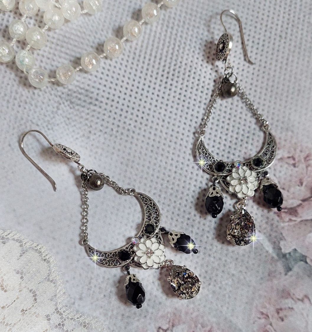 BO Bohochic argentées et Noir crées avec des cabochons poire en cristal, breloque époxy, poires en verre sur des crochets d'oreilles en argent 925