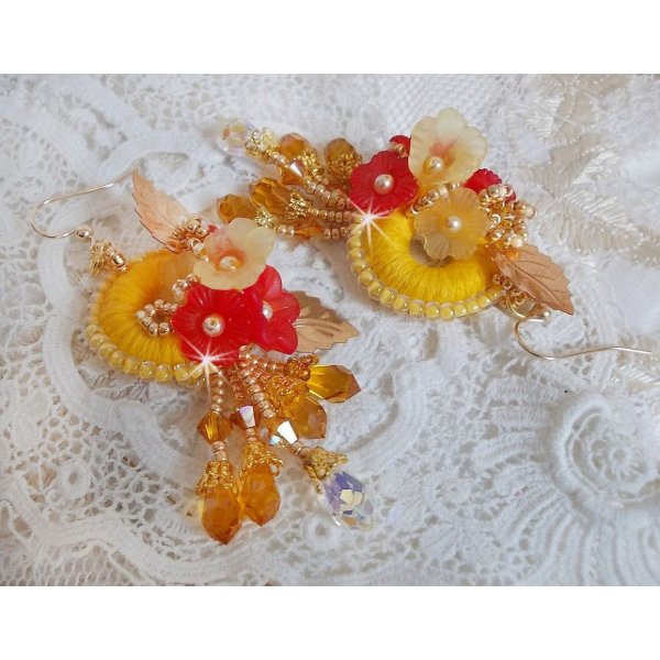 BO Butterblume bestickt mit Swarovski-Kristallen und gelb/orangefarbener DMC-Baumwolle