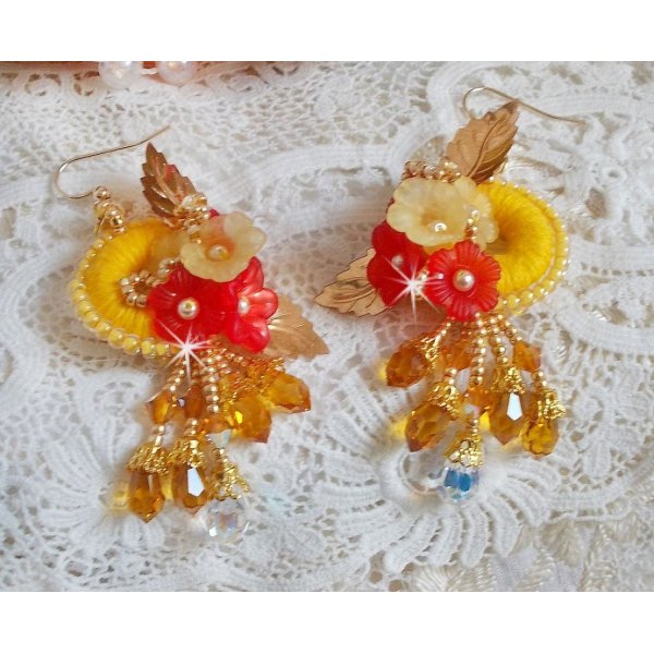 BO Butterblume bestickt mit Swarovski-Kristallen und gelb/orangefarbener DMC-Baumwolle