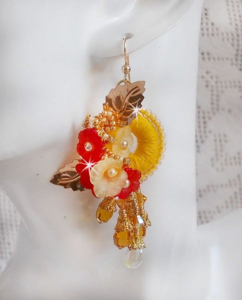 BO Butterblume bestickt mit Swarovski-Kristallen und gelb/orangefarbener DMC-Baumwolle